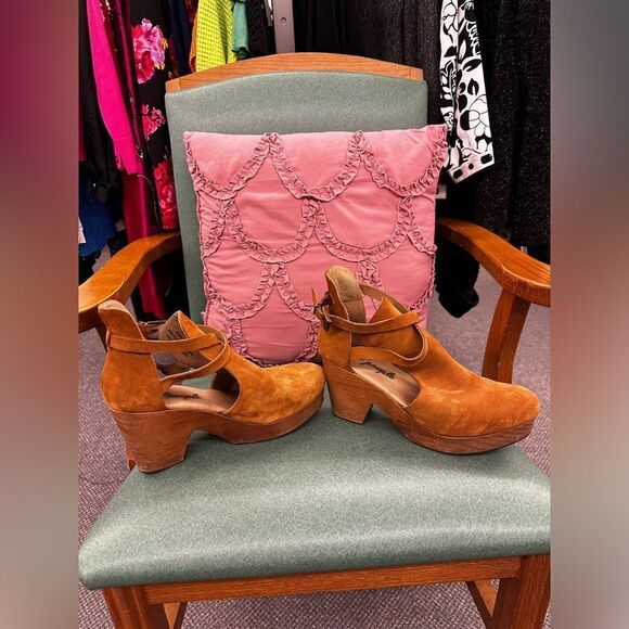 Free People Ladies 41 Brown Suede Wedge Booties - Picture 4 of 5